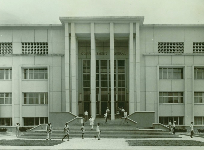 Entrance of the General Government’s administrative services in Léopoldville (Kinshasa) in 1954 (NAB2, Ministère des Colonies, Photothèque Inforcongo, no. 81.10/13, photo C. Lamote (Congopresse)) Photo of the General Government’s administrative services in Léopoldville (Kinshasa) in 1954