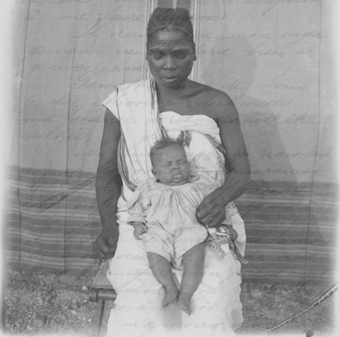 Photo of a ‘ménagère’ and her mixed-race child around 1905