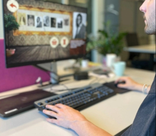 Photo of a man playing the game “Perspectives on the Colonial Past”