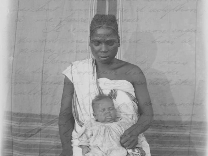 Photo of a ‘ménagère’ and her mixed-race child around 1905