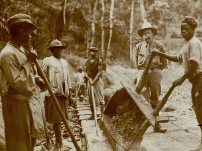 Photo of five African railway workers and a European supervisor